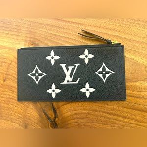 LOUIS VUITTON 
Empreinte Monogram Giant Pochette Felicie Zippered Insert Black